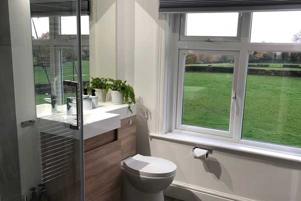 Twin room ensuite bathroom at Goose Green Farm B&B
